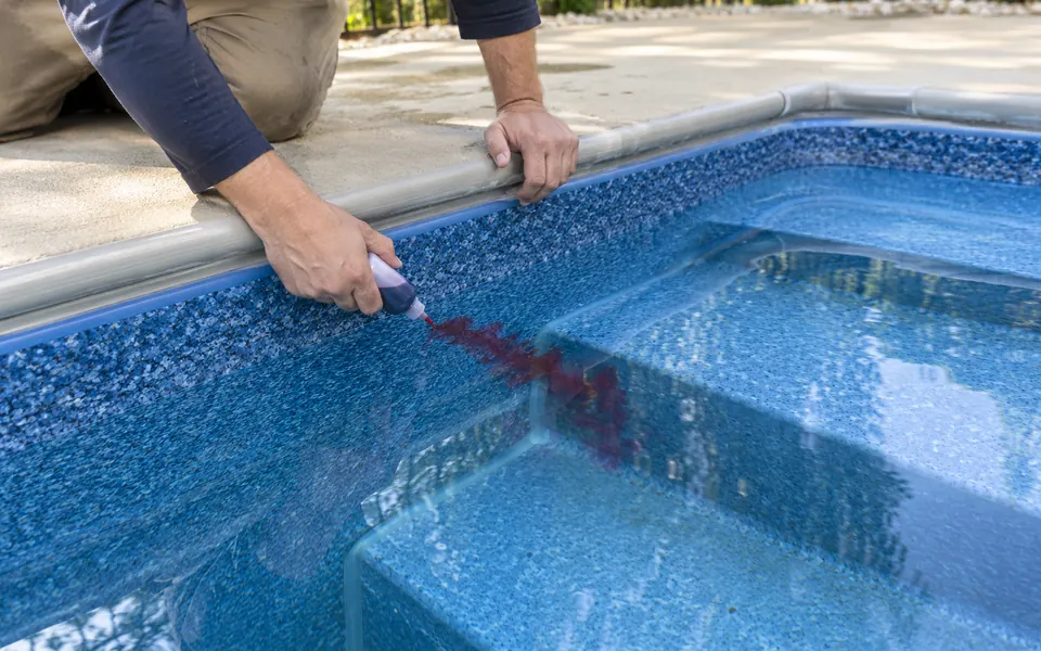 Vinyl liner pool leak detection Plainfield dye test at a step corner of a vinyl pool